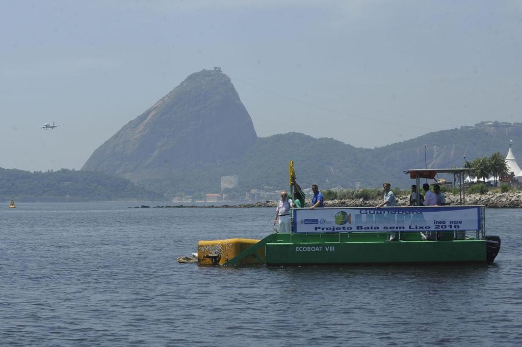 Ecobarco cleaning up the Bay © Secretaria de Estado do Ambiente do Rio http://www.rj.gov.br
